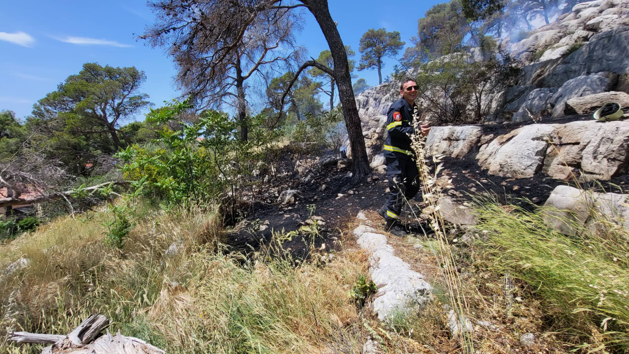 Požar ispod sv. Ivana izazvale četiri signalne rakete: Izgorjela 2,5 hektara