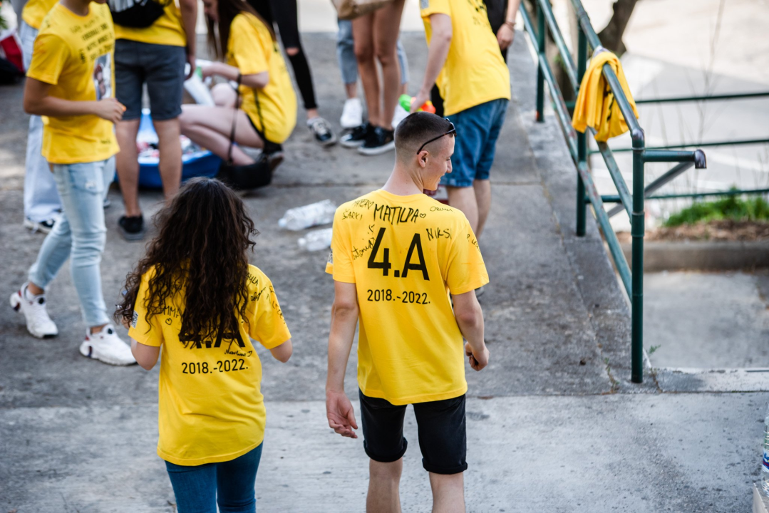 Maturanti se na šibenskim ulicama opraštaju od škole: Polako s alkoholom i sretno!