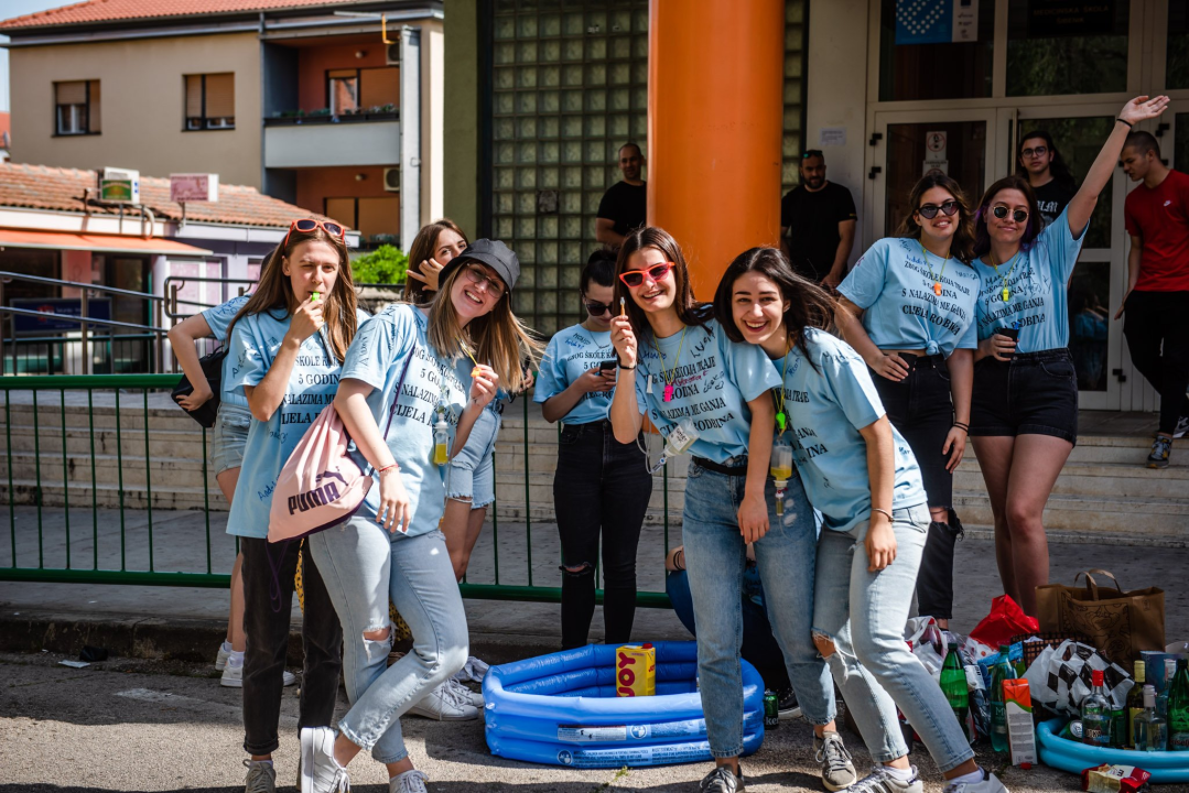 Maturanti se na šibenskim ulicama opraštaju od škole: Polako s alkoholom i sretno!