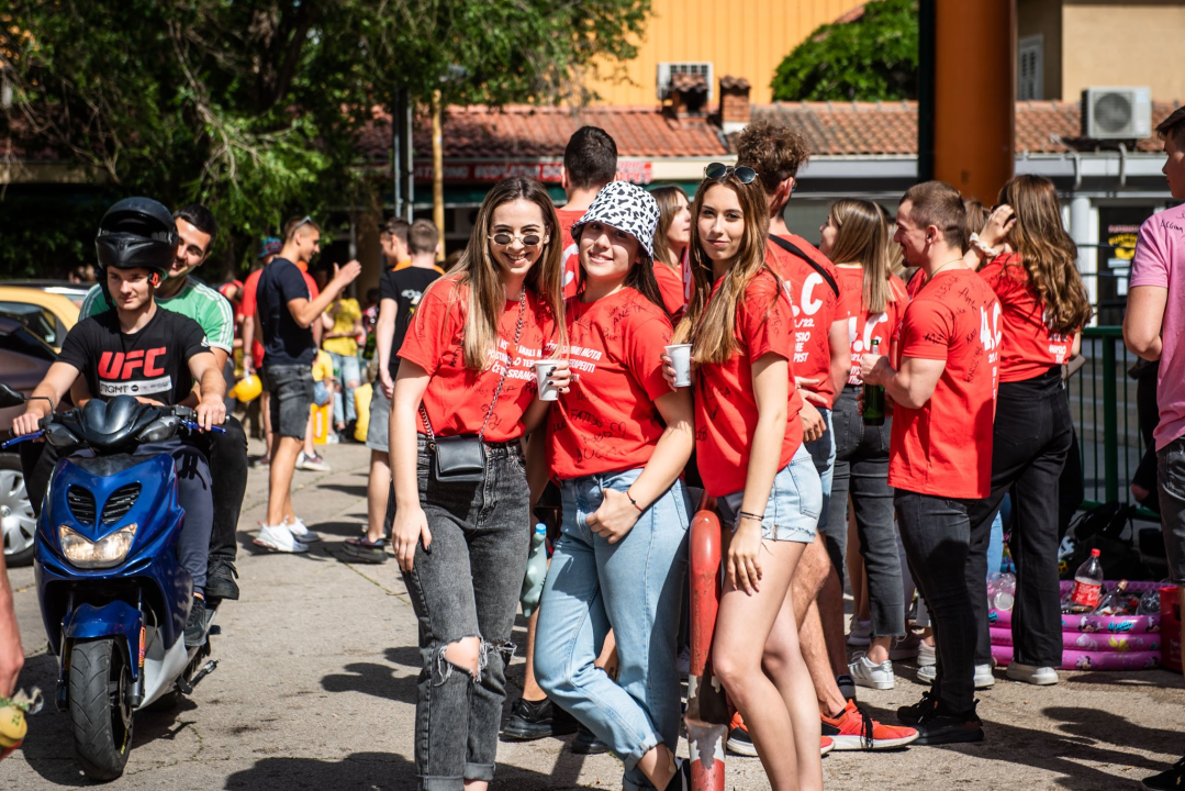 Maturanti se na šibenskim ulicama opraštaju od škole: Polako s alkoholom i sretno!