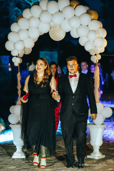 Maturanti Turističko-ugostiteljske škole u glamuroznim izdanjima proslavili kraj srednje škole! (1. dio)