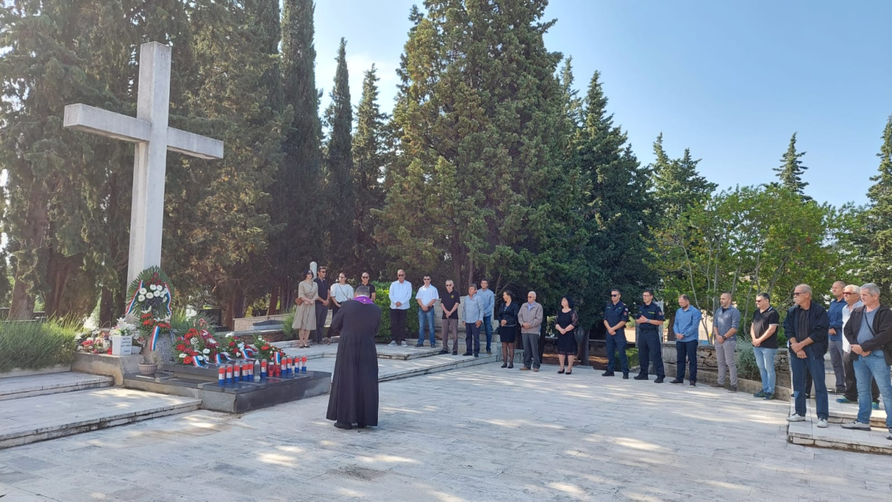 Polaganjem vijenaca i molitvom u Vodicama obilježen Dan državnosti