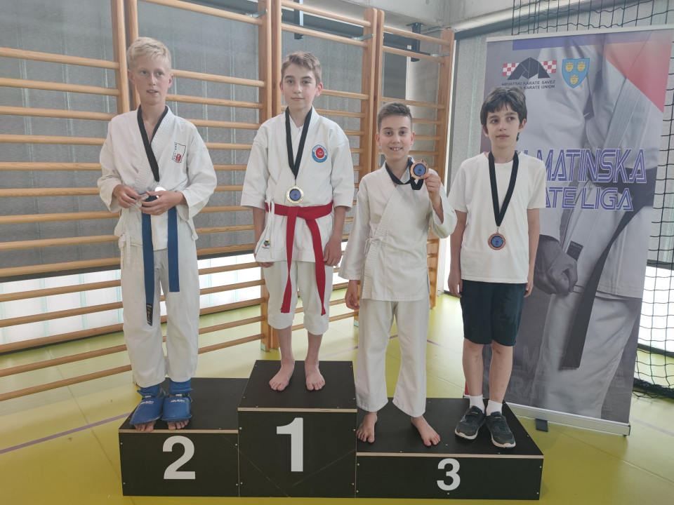 Karate klub Šibenik s drugog kola Dalmatinske lige vratio se s čak devet medalja