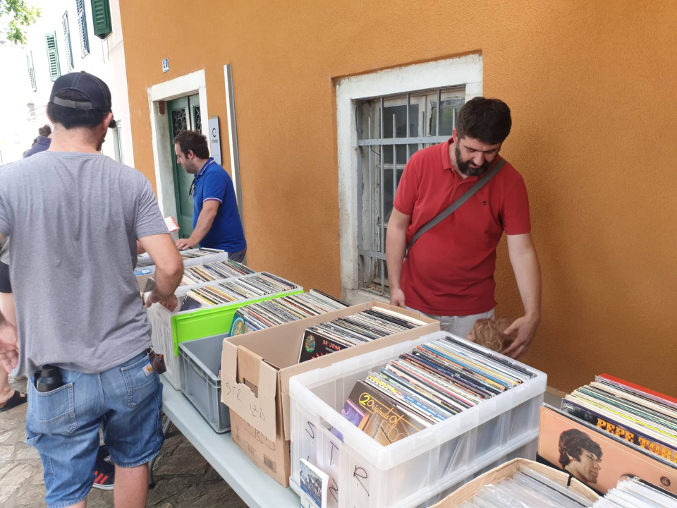 Sajam gramofonskih ploča ispred Azimuta: 'Najbolje ide ex-YU rock osamdesetih, a kupuju dosta i metalci'