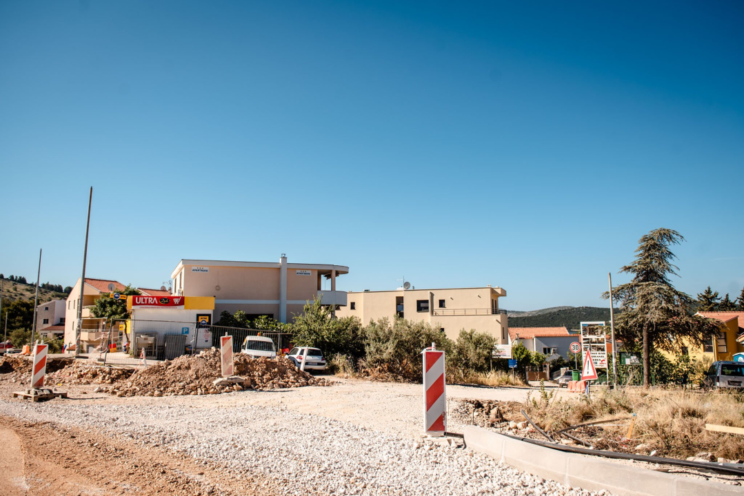 Posjetili smo Žaborić: 'Turisti nam ne dolaze, a Šibenčana je sve manje na plaži. Puna nam je kapa ovih radova' 