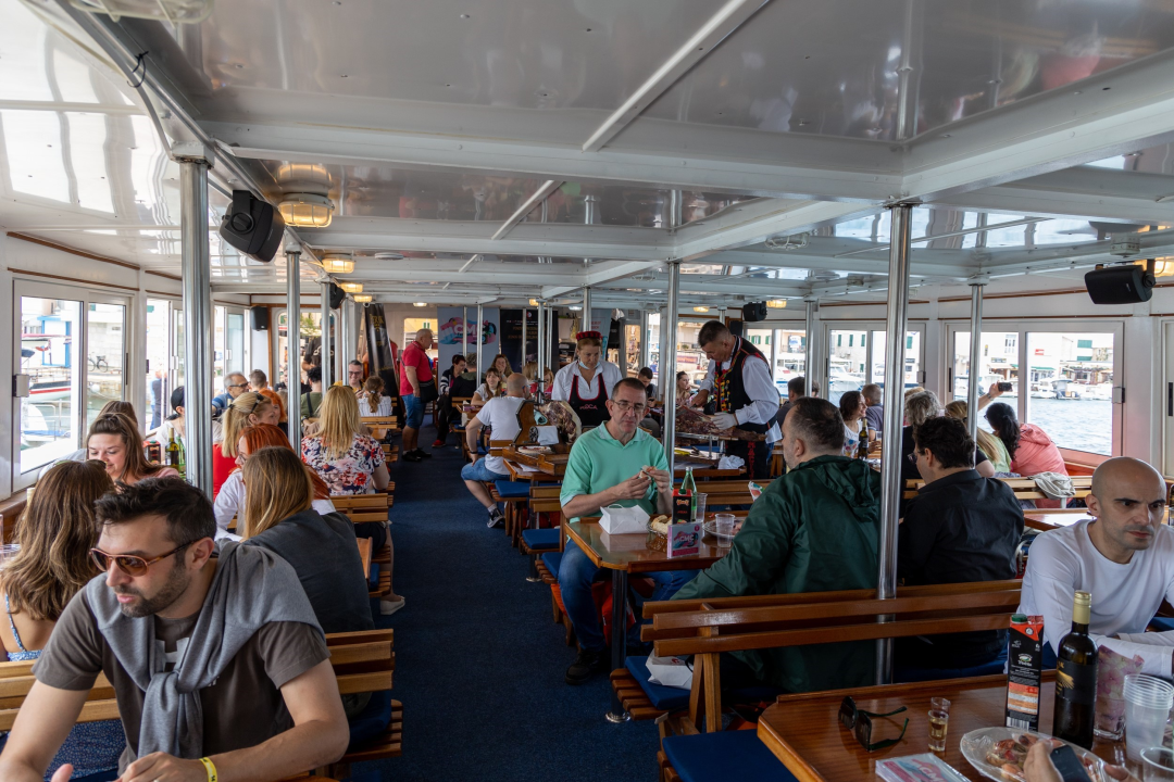 Tradicionalnim izletom brodom 'INA' oko vodičkog akvatorija otvoren je dvodnevni CMC festival