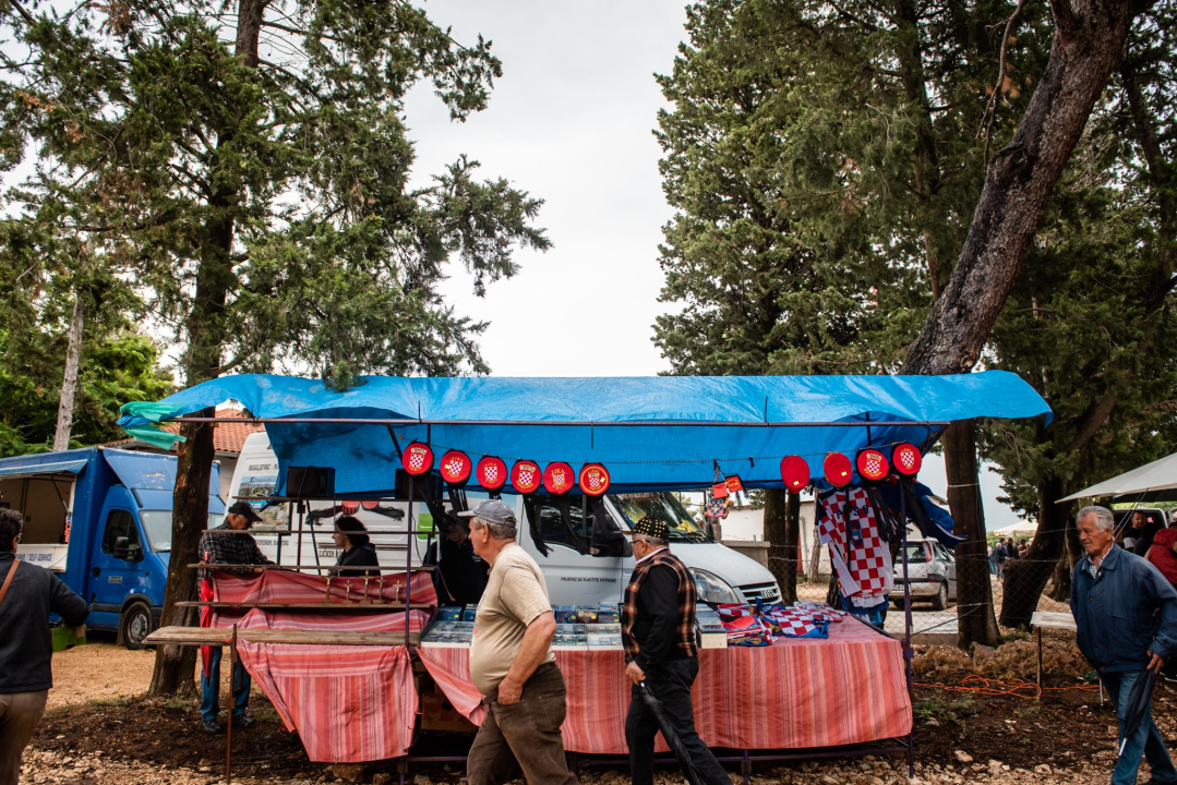 Bili smo na Benkovačkom sajmu: Najtraženija 'roba' su CD-evi Thompsona i Bulića, a za prasetinu se čeka red