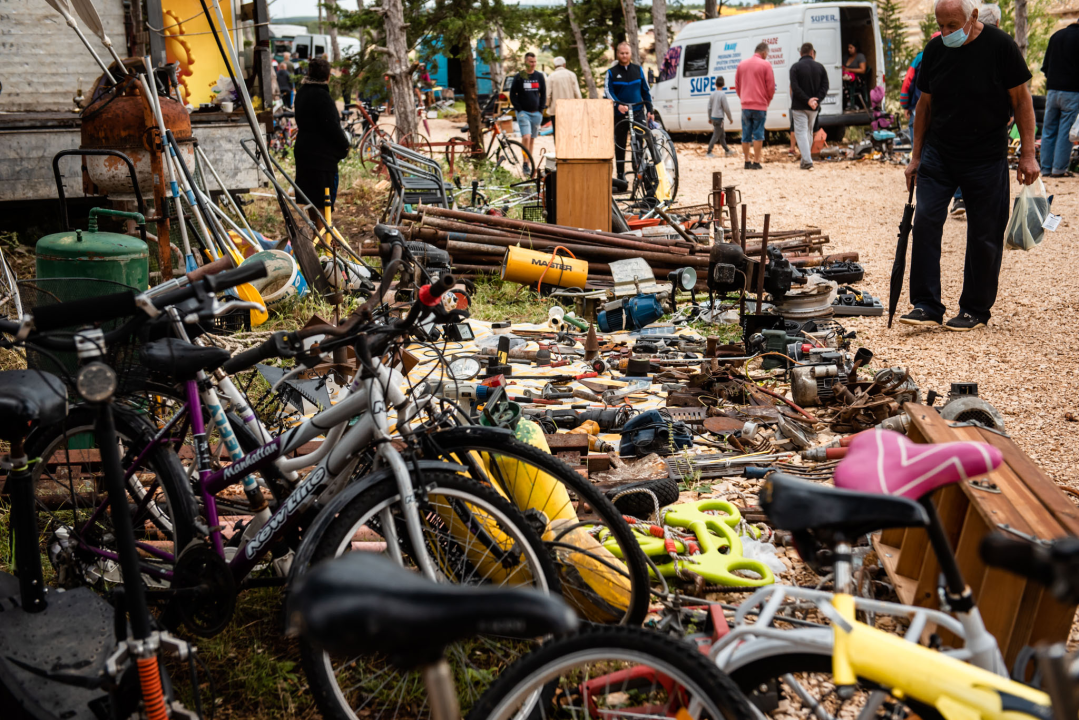 Bili smo na Benkovačkom sajmu: Najtraženija 'roba' su CD-evi Thompsona i Bulića, a za prasetinu se čeka red