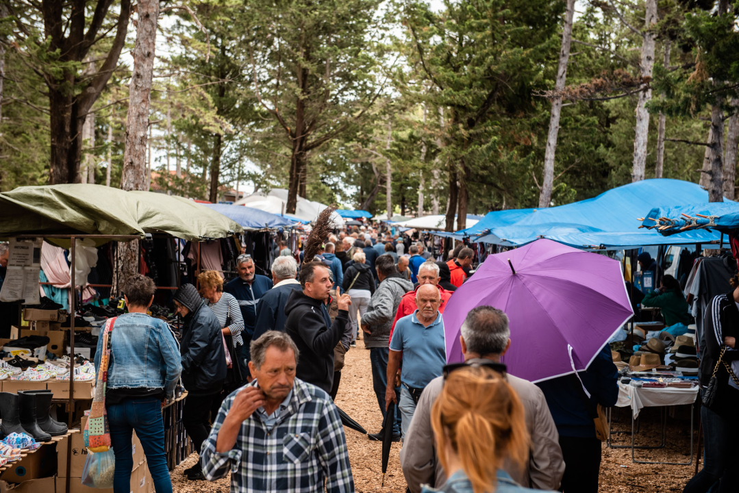 Bili smo na Benkovačkom sajmu: Najtraženija 'roba' su CD-evi Thompsona i Bulića, a za prasetinu se čeka red