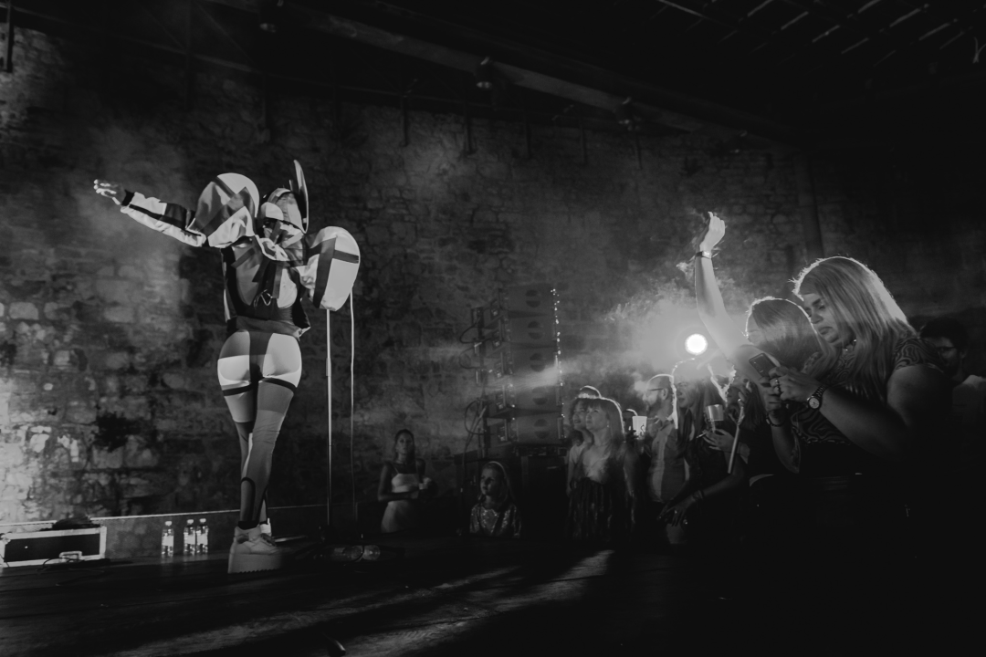 Nema ljubavi u klubu, ljubav je na tvrđavi: Plesnjak za milenijalce uz Buč Kesidi i Nipplepeople