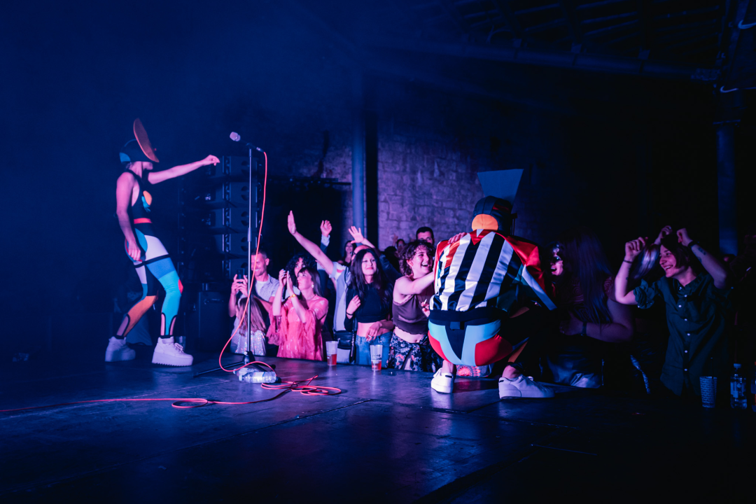 Nema ljubavi u klubu, ljubav je na tvrđavi: Plesnjak za milenijalce uz Buč Kesidi i Nipplepeople