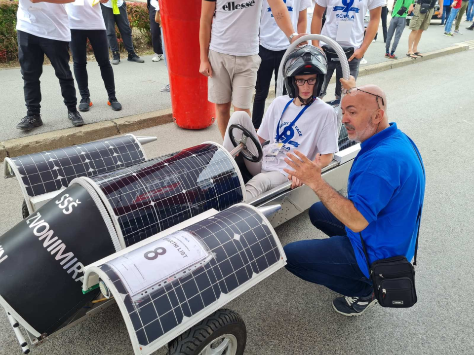 Kninski srednjoškolci osvojili drugo mjesto na utrci solarnih vozila u Sisku
