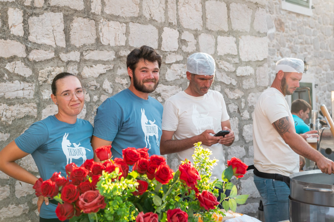 Na manifestaciji 'More na stolu' Tribunjci i njihovi gosti dobro se zabavili i fino pojeli