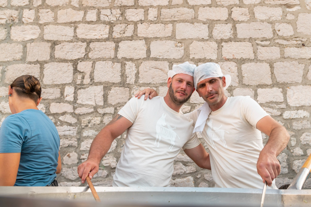 Na manifestaciji 'More na stolu' Tribunjci i njihovi gosti dobro se zabavili i fino pojeli