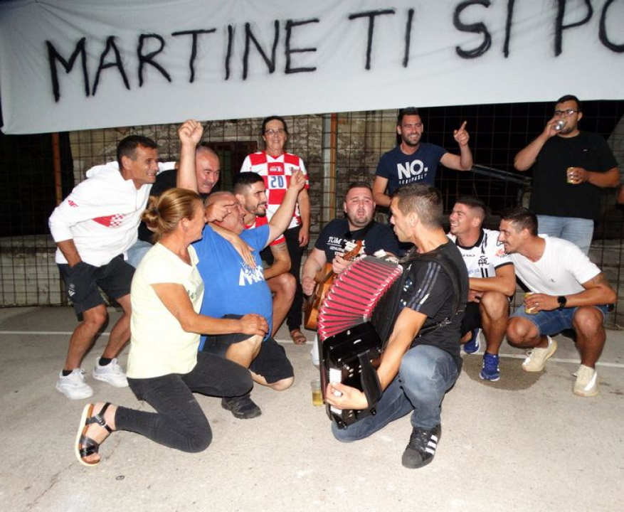 Veličanstven doček hrvatskog reprezentativca Martina Erlića u rodnom Tinju