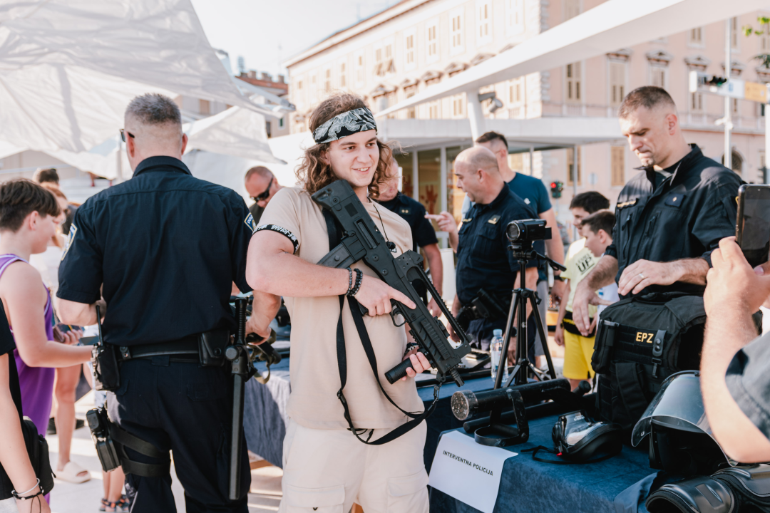 Dan otvorenih vrata Policije na Poljani: Najviše zanimanja za fotografiranje s vatrenim oružjem
