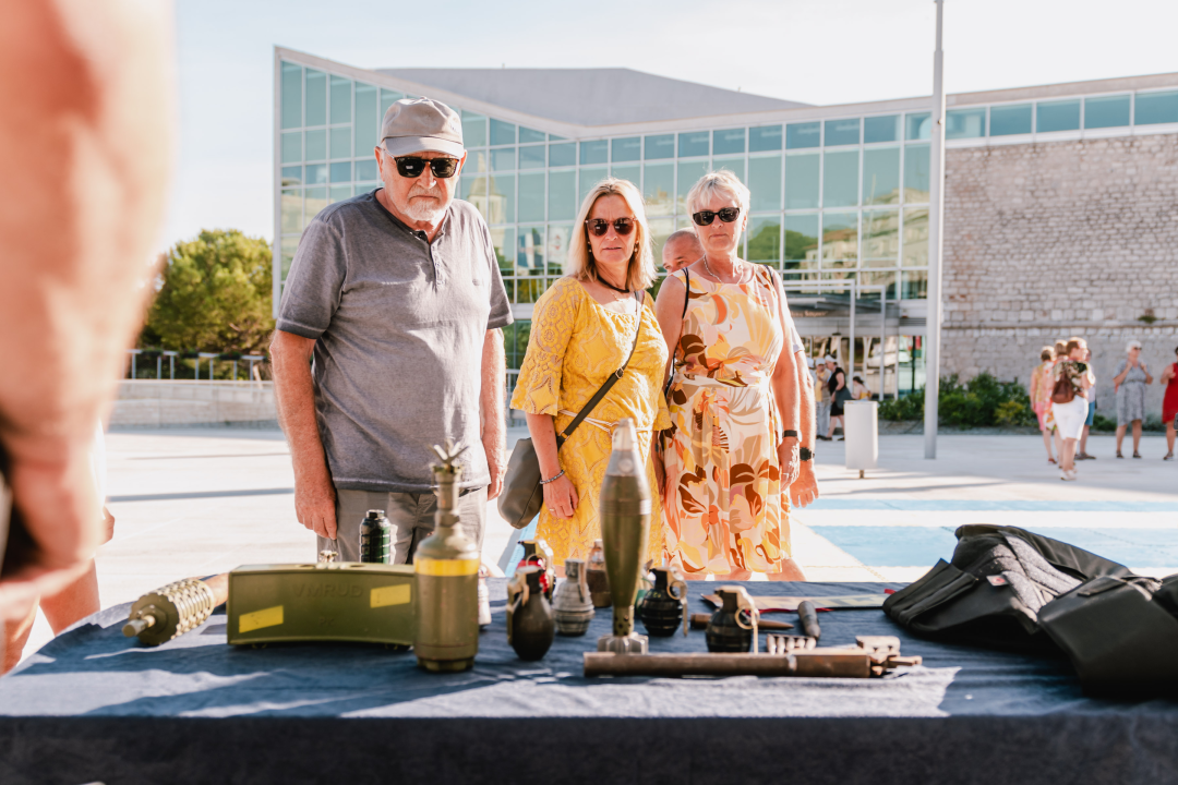 Dan otvorenih vrata Policije na Poljani: Najviše zanimanja za fotografiranje s vatrenim oružjem