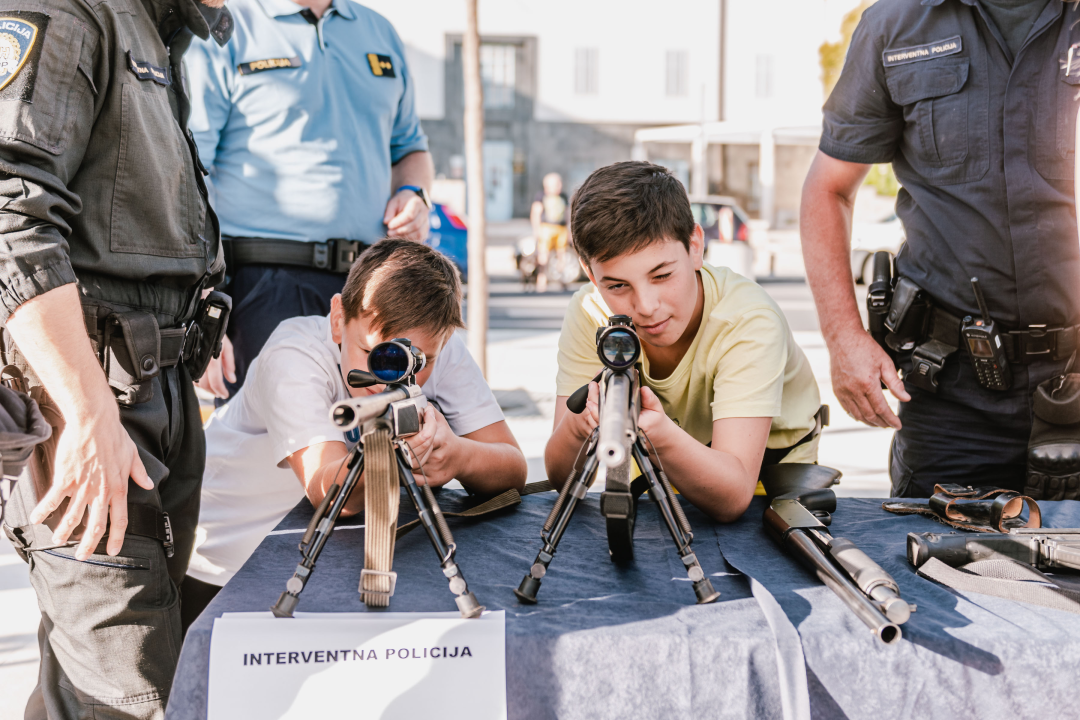 Dan otvorenih vrata Policije na Poljani: Najviše zanimanja za fotografiranje s vatrenim oružjem