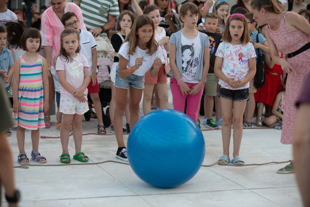 Žirafe, Carevo novo ruho, Las Calaveras: Šibenik ima najbolji prvi dan ljeta uz festivalski program