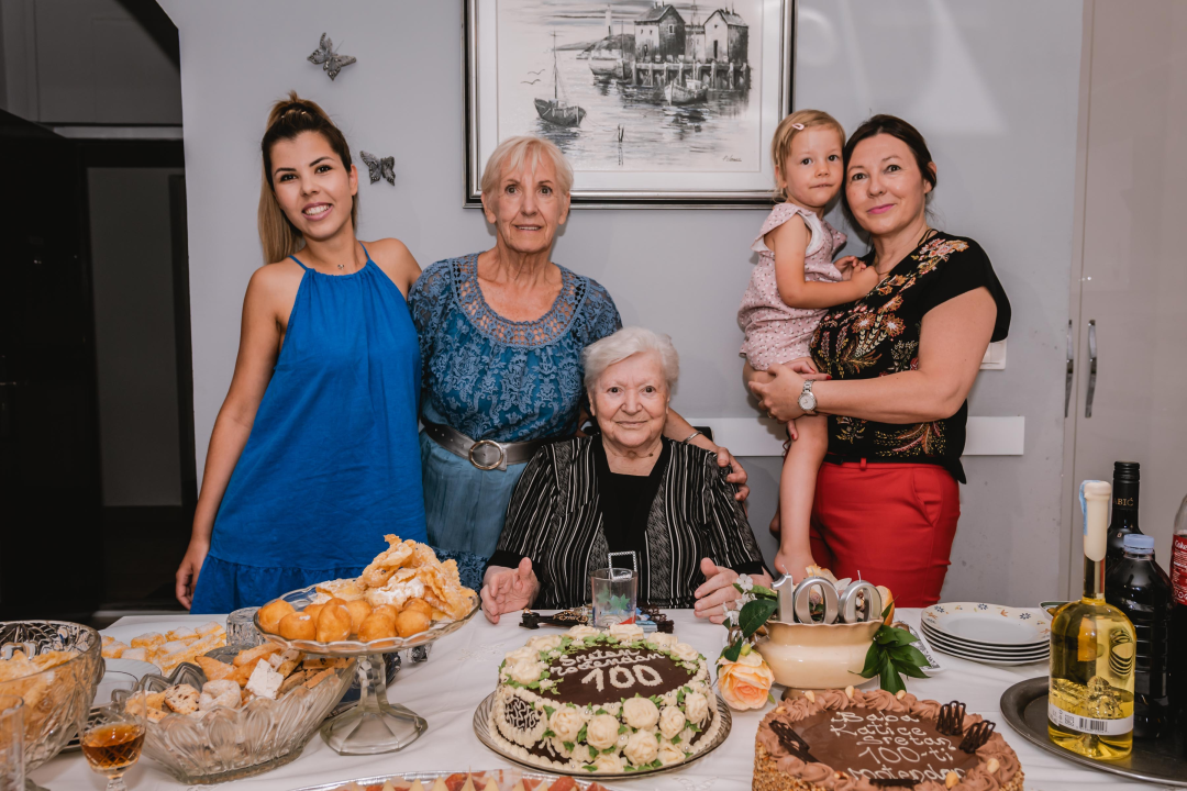 Šibenčanka Katica proslavila 100. rođendan, a jedina želja joj je da praunuka rodi: 'Kaže ona da ima vrimena, ali ja nemam'