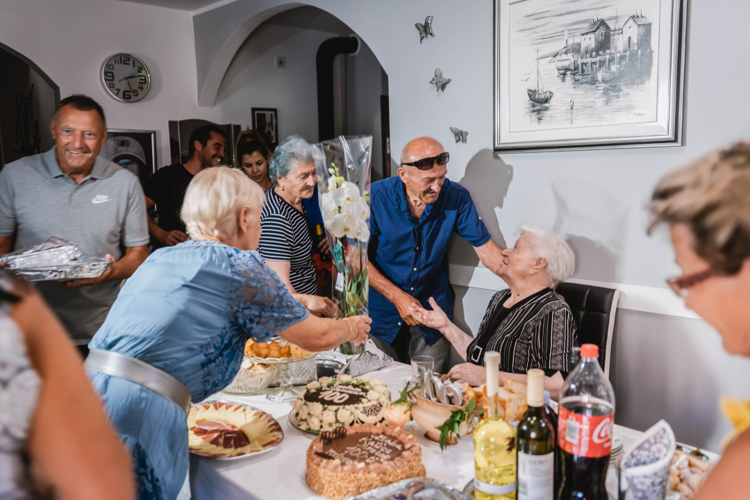 Šibenčanka Katica proslavila 100. rođendan, a jedina želja joj je da praunuka rodi: 'Kaže ona da ima vrimena, ali ja nemam'