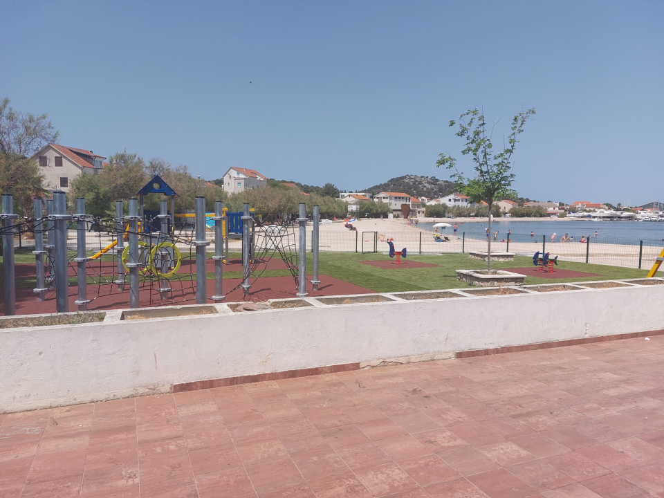 Projekt vrijedan 500 tisuća kuna: 'Najprometnije' dječje igralište u Murteru napokon u punoj funkciji