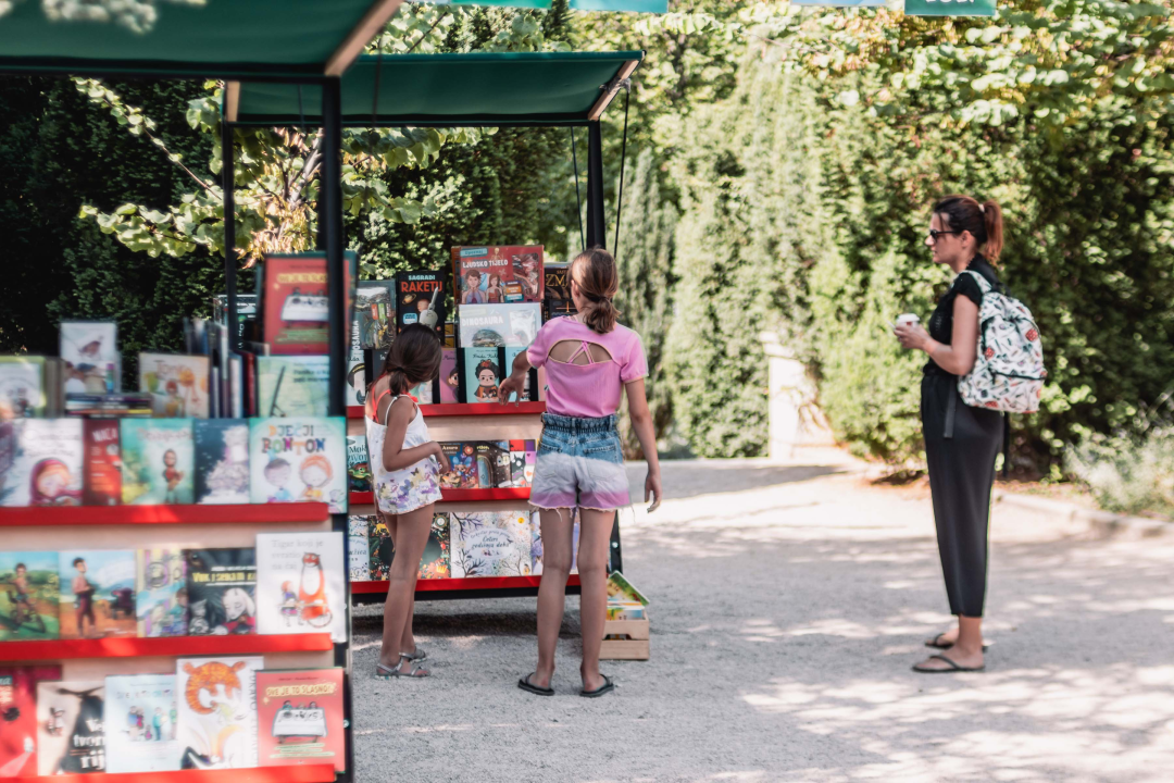 Jutarnji đir po MDF-u: Djeca uživaju u crtanju, šahu i debeloj hladovini