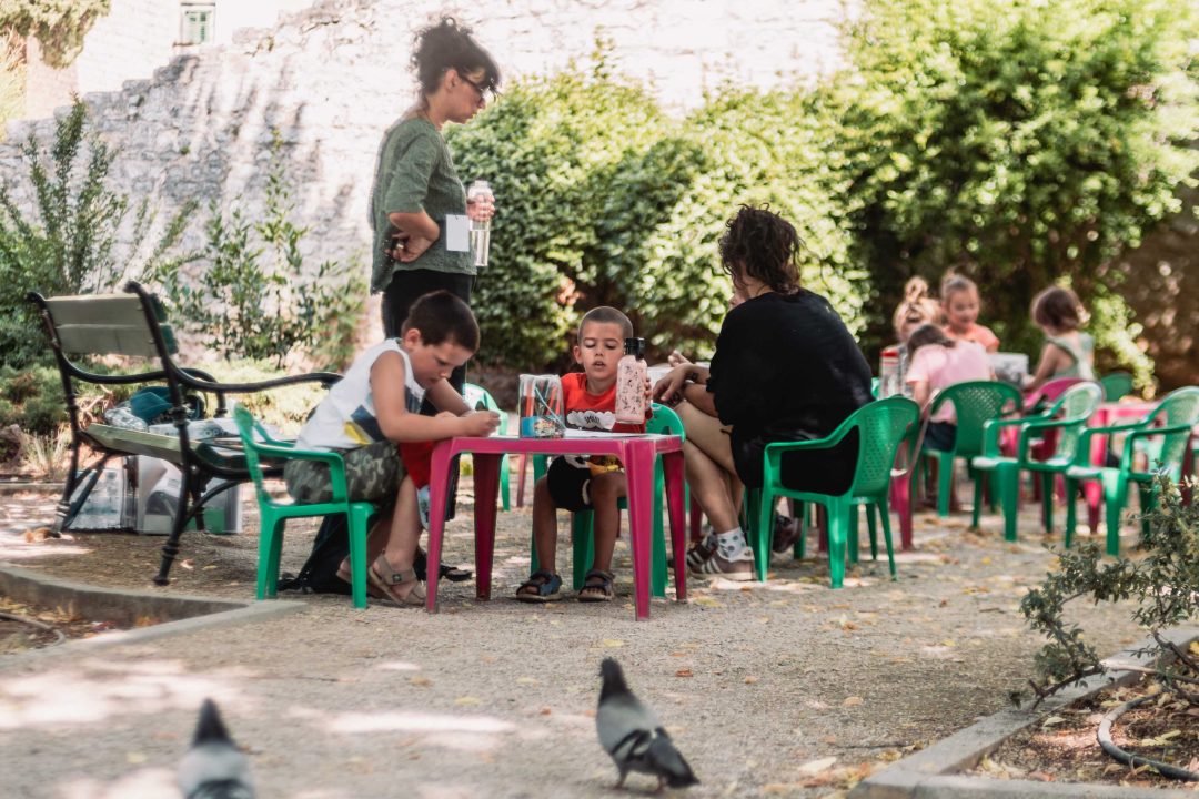 Jutarnji đir po MDF-u: Djeca uživaju u crtanju, šahu i debeloj hladovini