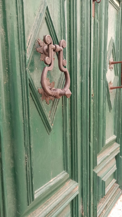 Vjerna kopija otuđenog kucala baroknog stila postavljena na drvene vratnice u Kačićevoj ulici 