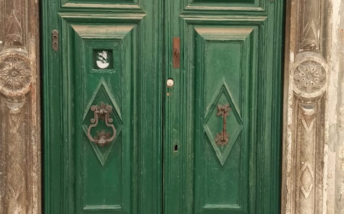 Vjerna kopija otuđenog kucala baroknog stila postavljena na drvene vratnice u Kačićevoj ulici 