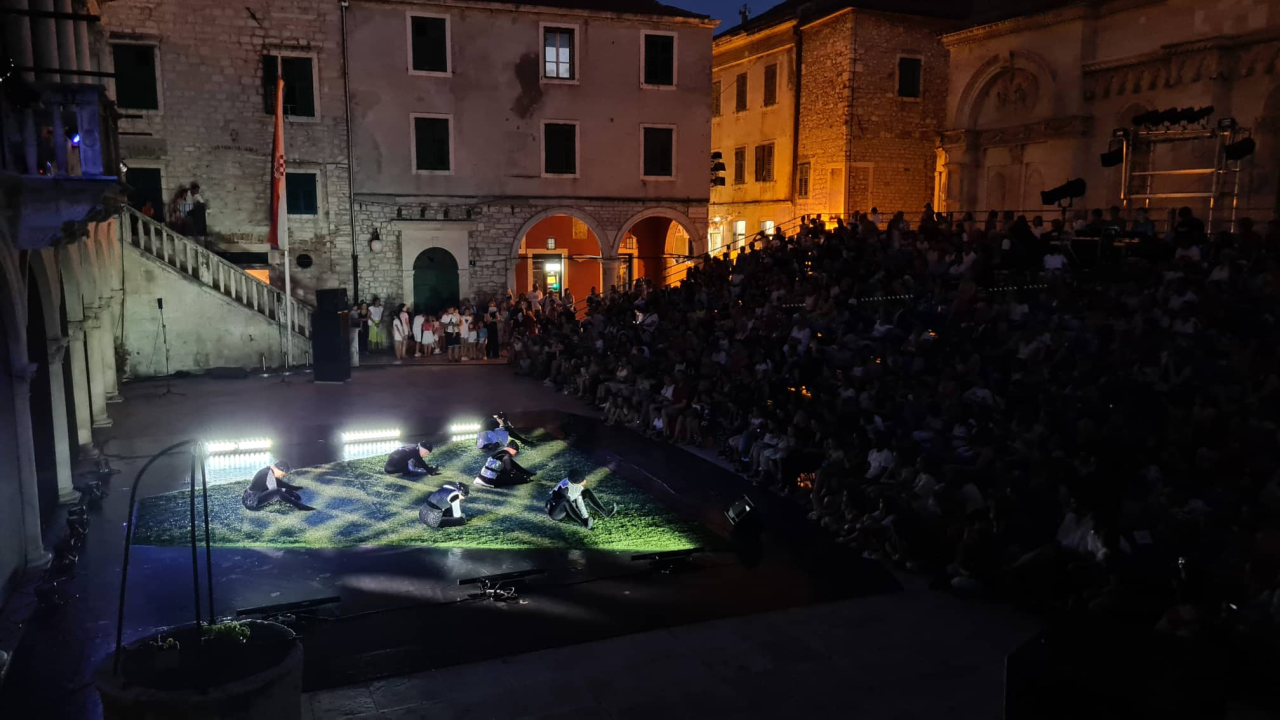 Zastava je spuštena, a MDF zatvoren nakon dva tjedna zabave i veselja