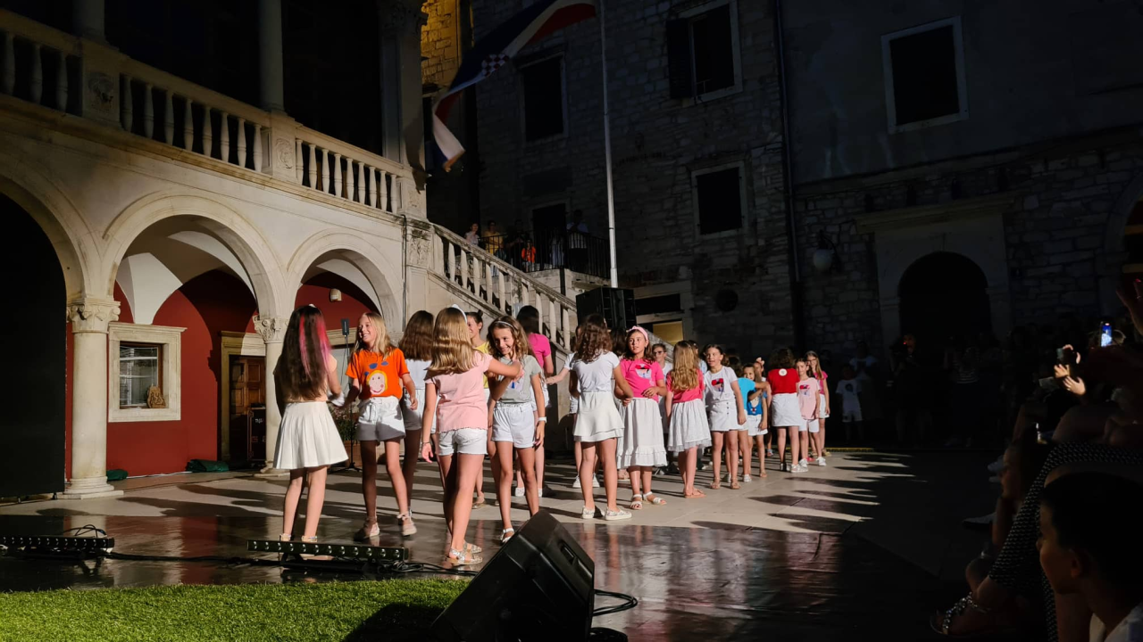 Zastava je spuštena, a MDF zatvoren nakon dva tjedna zabave i veselja