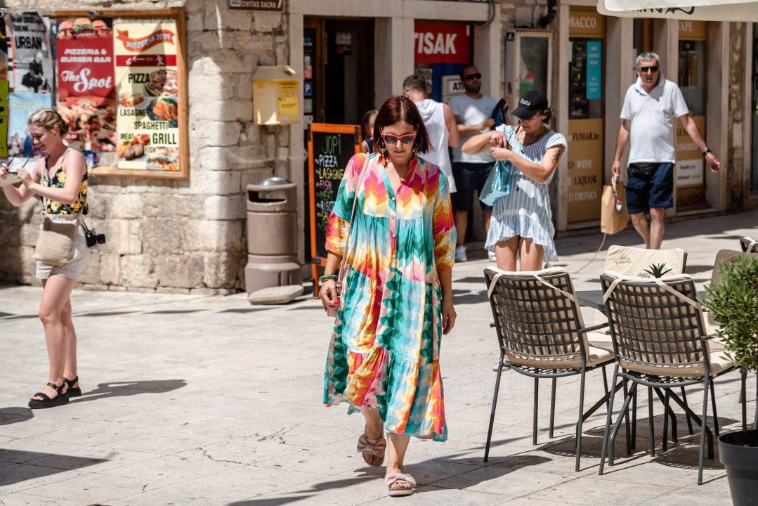 Ljeto u znaku šarenih uzoraka i lepršavih haljina: Provjerite koje trendseterice su nam upale u oko ovaj tjedan!
