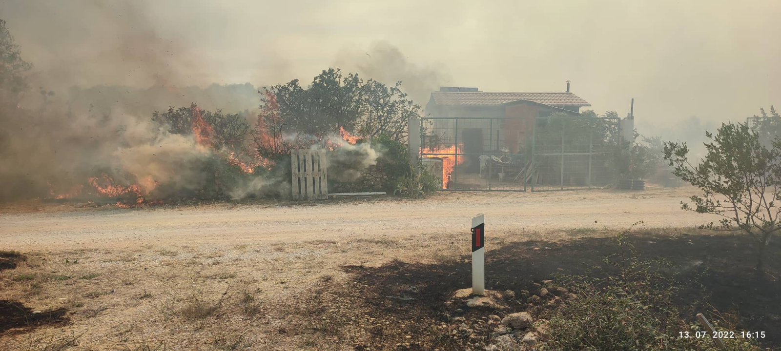 Jedan vatrogasac ozlijeđen, četveročlana obitelj iz Rasline koja je ostala bez kuće smještena u Cvjetni dom