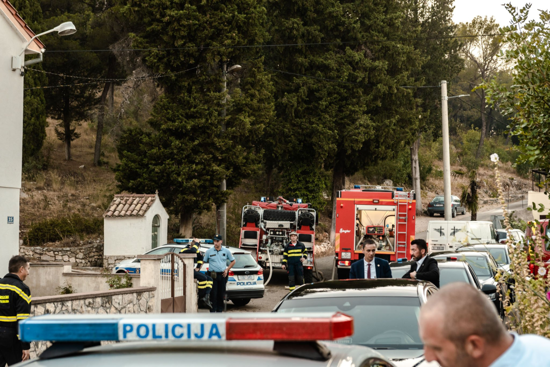 Nemirna noć na požarištu: Pogledajte večerašnje scene iz Zatona