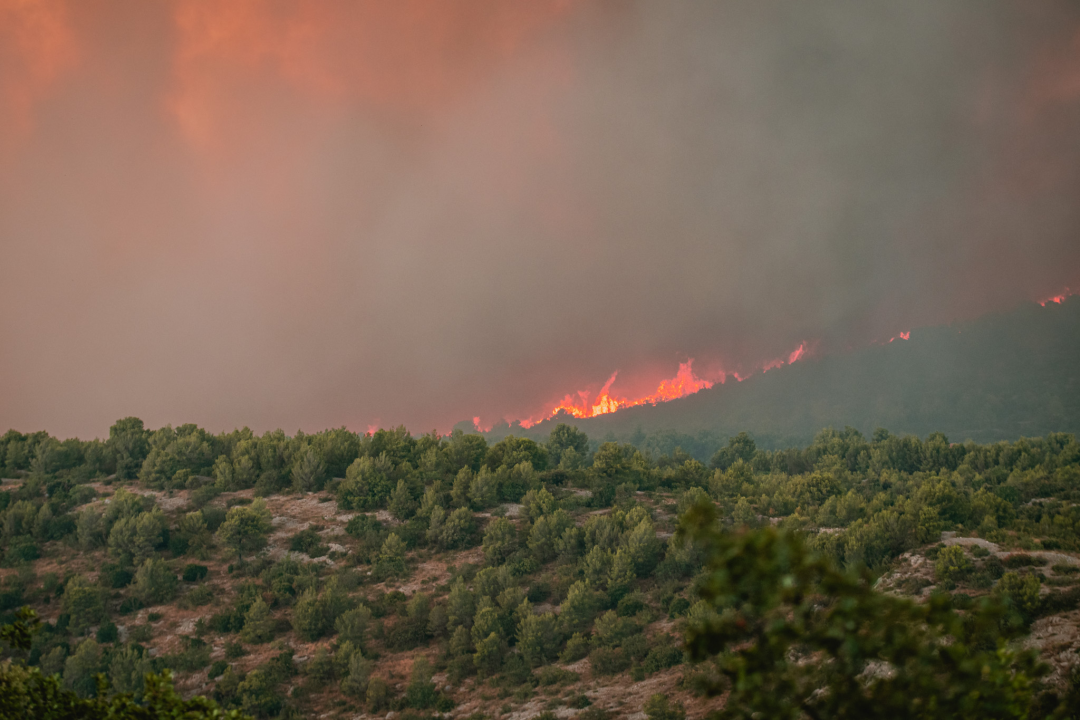 Jedan vatrogasac ozlijeđen, četveročlana obitelj iz Rasline koja je ostala bez kuće smještena u Cvjetni dom