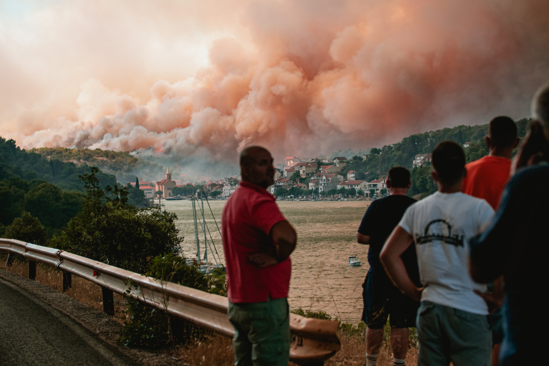 Jedan vatrogasac ozlijeđen, četveročlana obitelj iz Rasline koja je ostala bez kuće smještena u Cvjetni dom
