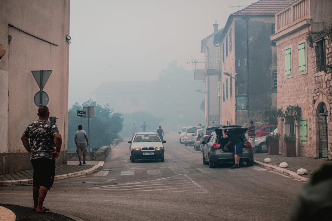 Jedan vatrogasac ozlijeđen, četveročlana obitelj iz Rasline koja je ostala bez kuće smještena u Cvjetni dom