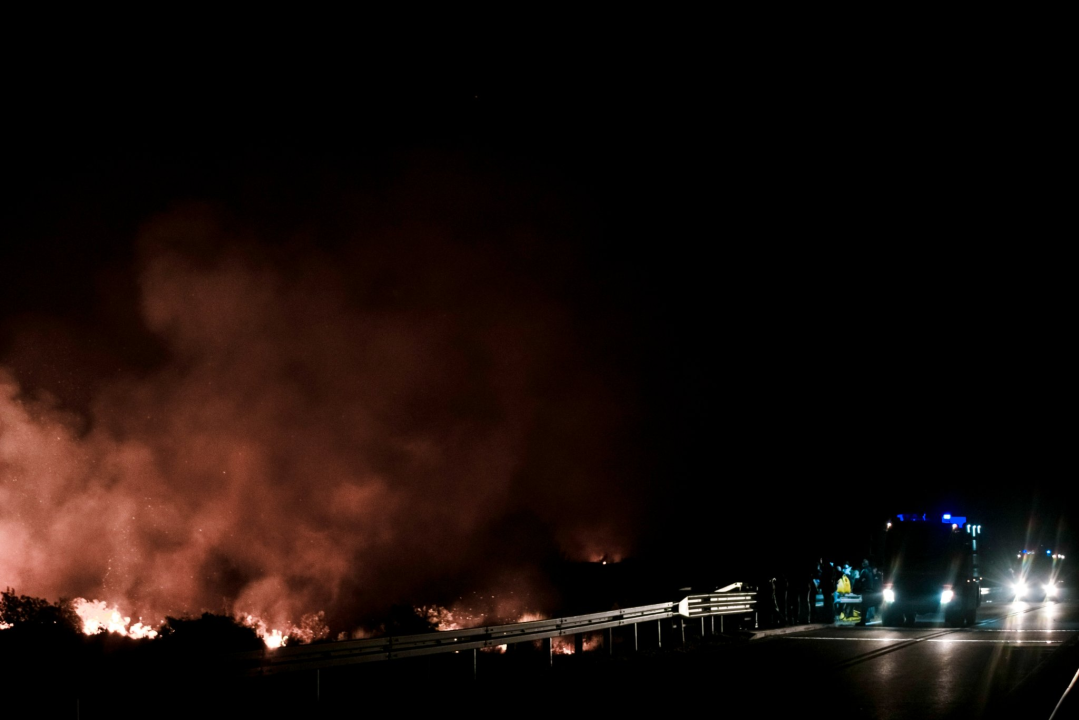 Dva kanadera od jutra u akciji: Nekoliko vatrogasaca lakše ozlijeđeno, vatrena linija i dalje aktivna na vodičkoj strani