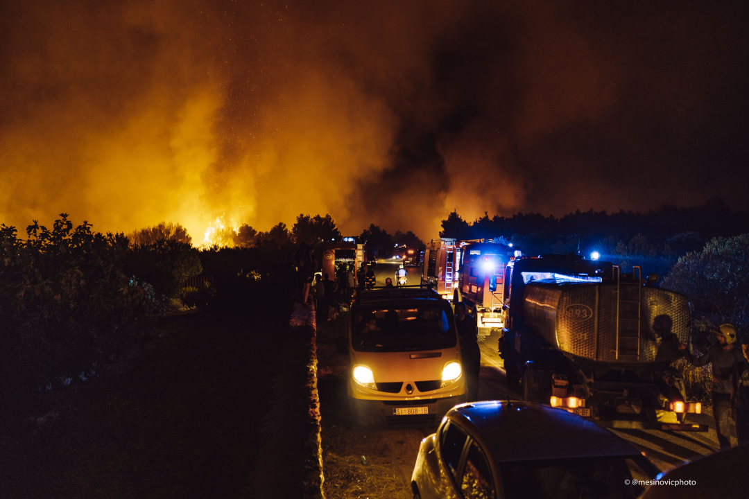 Fotogalerija i video: Bitka s vatrom u Zatonskoj ulici koja spaja Zaton i Benkovačku cestu