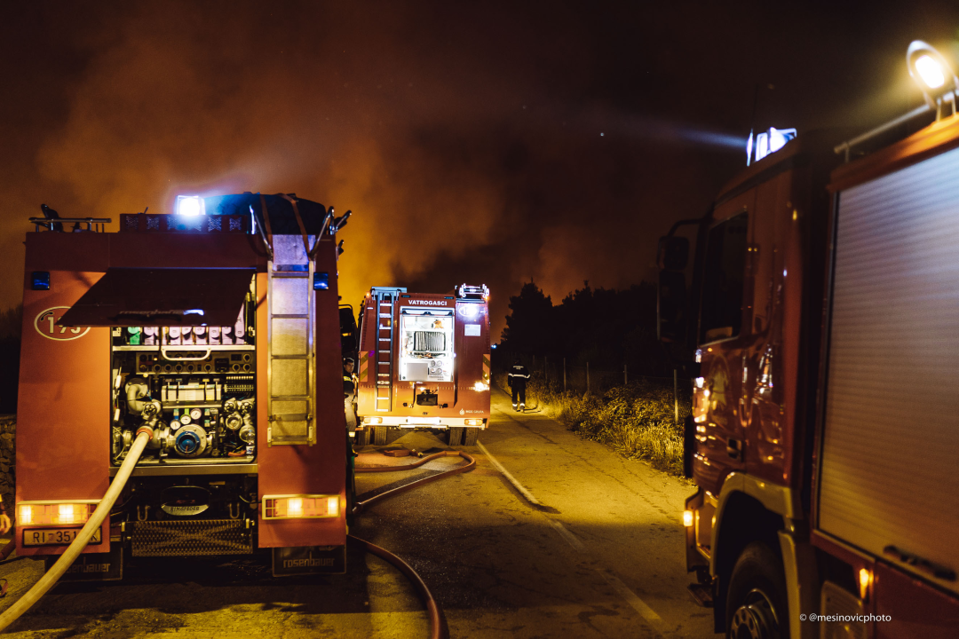 Fotogalerija i video: Bitka s vatrom u Zatonskoj ulici koja spaja Zaton i Benkovačku cestu