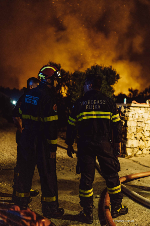 Fotogalerija i video: Bitka s vatrom u Zatonskoj ulici koja spaja Zaton i Benkovačku cestu