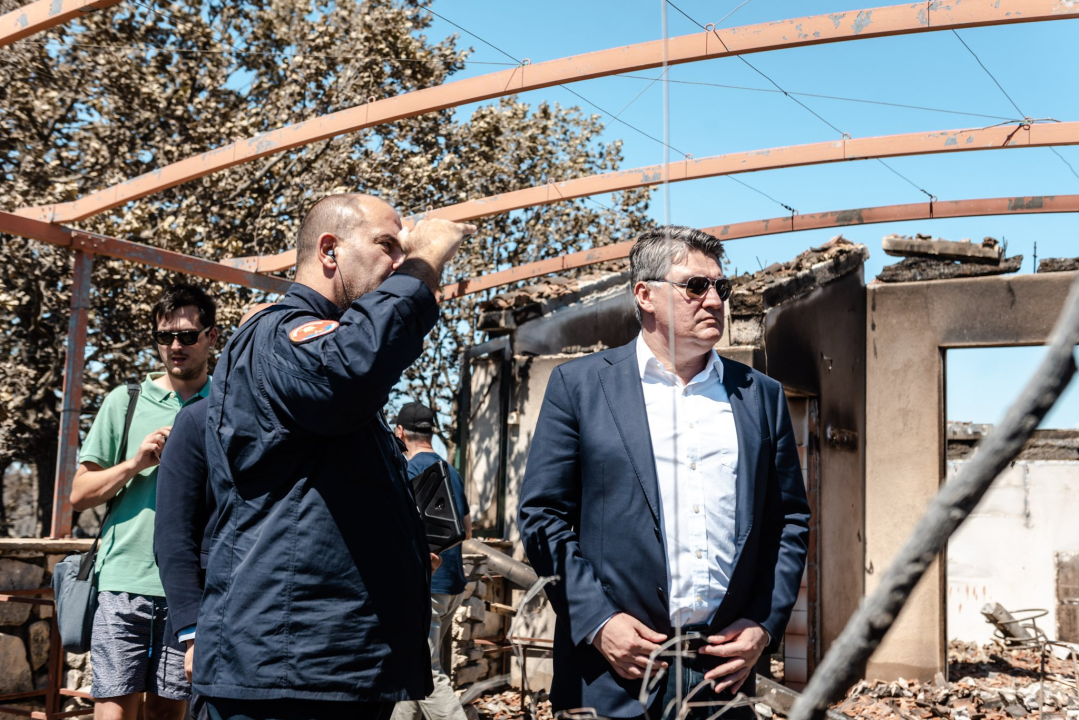  Milanović u Zatonu: Konobari imaju veću plaću od dobrovoljnih vatrogasaca, nitko neće izgorjeti za pet tisuća kuna