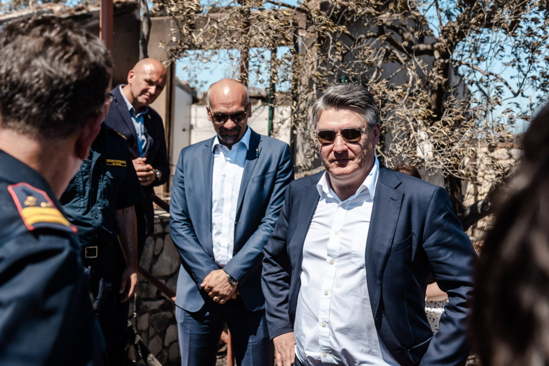  Milanović u Zatonu: Konobari imaju veću plaću od dobrovoljnih vatrogasaca, nitko neće izgorjeti za pet tisuća kuna