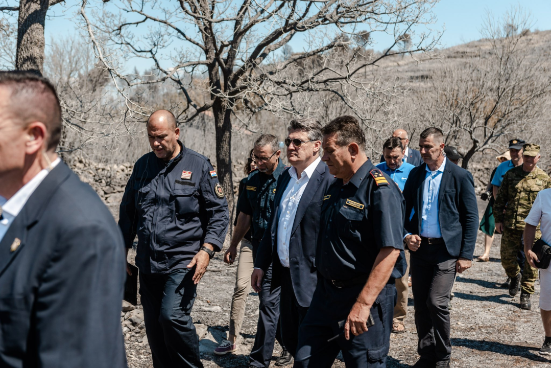  Milanović u Zatonu: Konobari imaju veću plaću od dobrovoljnih vatrogasaca, nitko neće izgorjeti za pet tisuća kuna