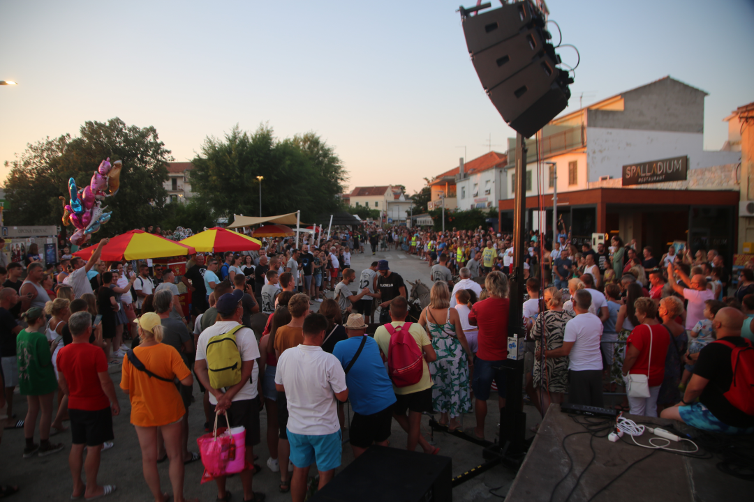 Deva i magarac Grgo pobjednici su trke tovara u Pirovcu