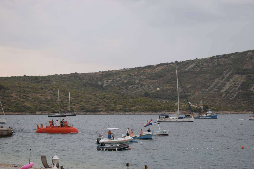 U Primoštenu proslavljena Gospa od Porta: Djevojke u nošnjama nosile sliku, procesiju pratile brodice