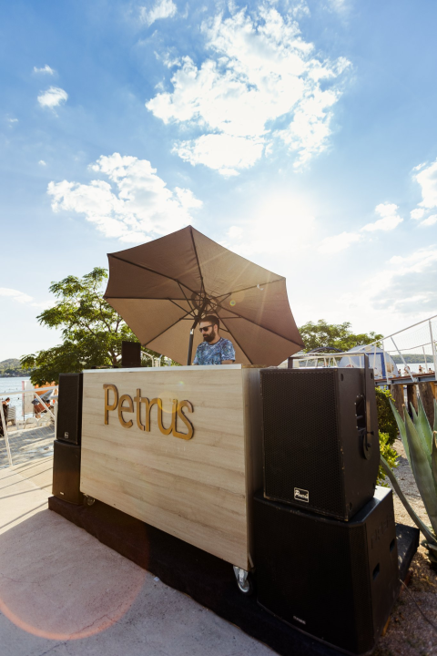 Zaigrajte odbojku na pijesku na plaži Banj, a predah potražite u Petrusu!