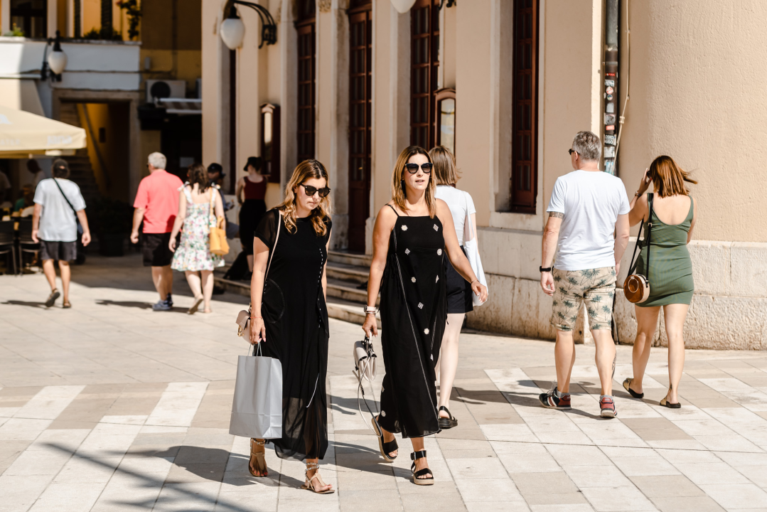 Lijepe sugrađanke šarenim modnim kombinacijama ukrale sve poglede u centru grada 