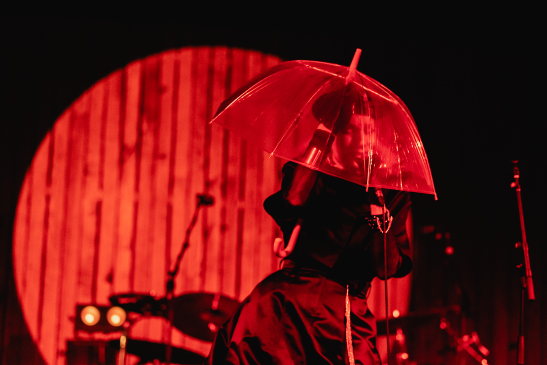 Bura, bura svuda oko nas. Osim oko Josipe koja je cijeli koncert sjedila na podu iza bubnja!